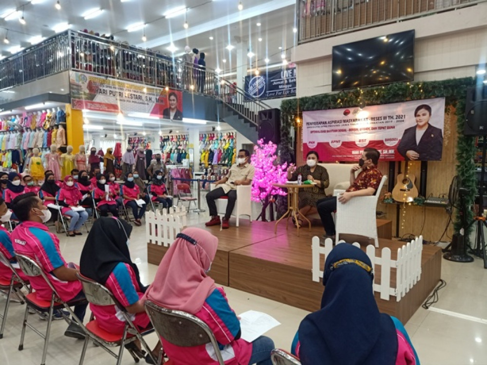 Anggota DPRD Jatim, Hari Putri Lestari Serap Aspirasi Karyawan dan Pengunjung di Jadi Fashion Jember